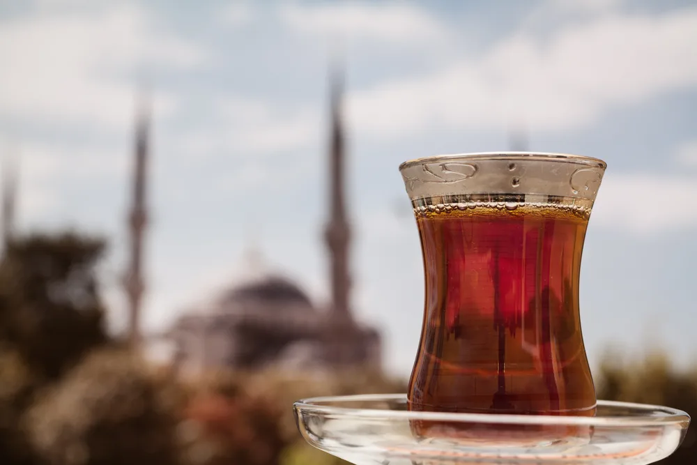 Turski čaj sa pogledom na Plavu džamiju u Istanbulu