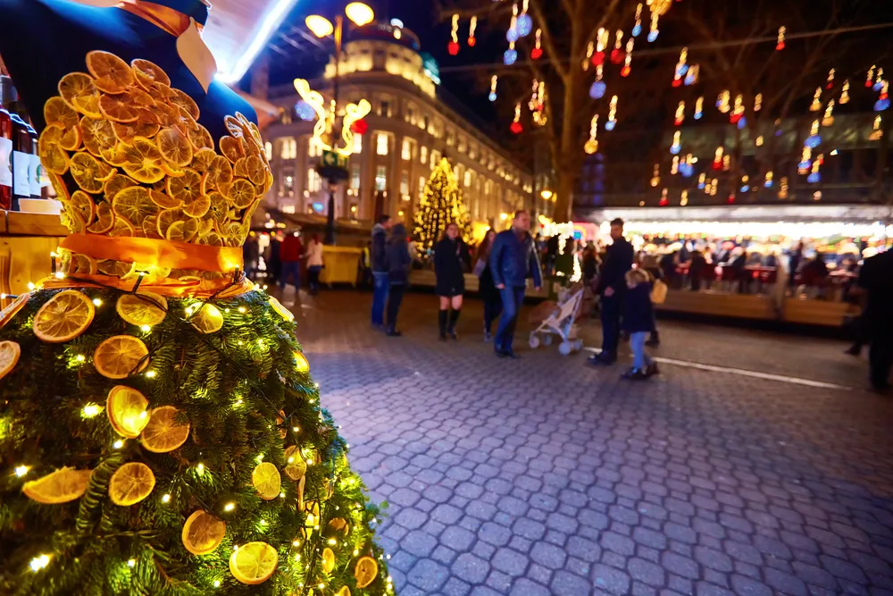 Advent u Budimpešti božićne lampice i sajam