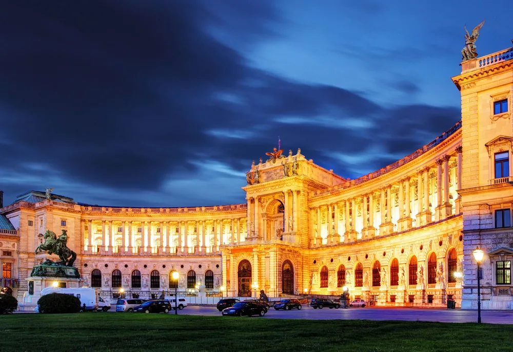 Osvijetljena carska palača Hofburg, jedna od znamenitosti na razgledu Beča u sklopu adventskog putovanja