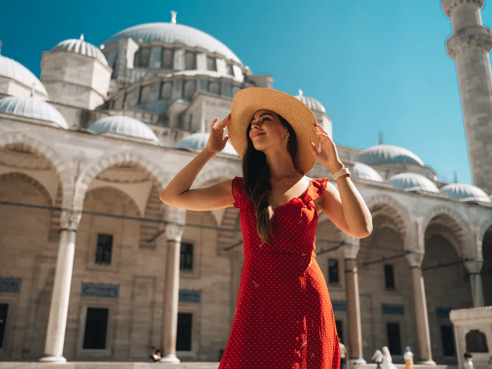 Djevojka ispred Plave džamije u Istanbulu
