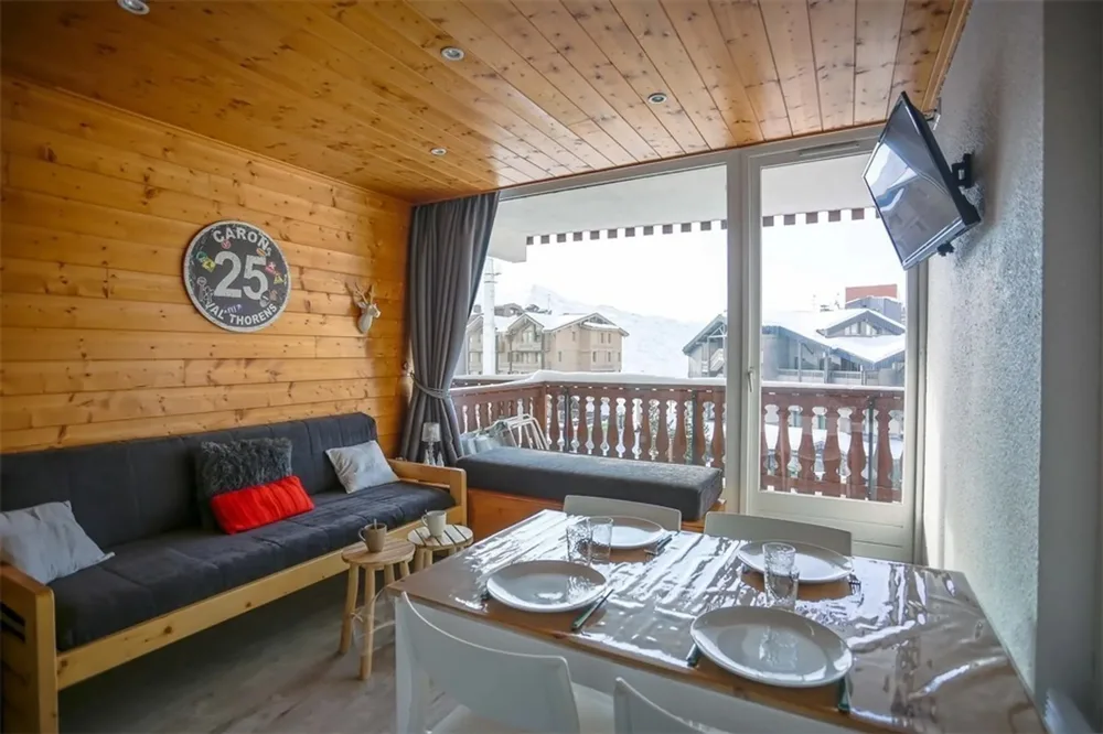 Dnevni boravak s izlazom na balkon okrenut prema jugu, studio Eterlous 14