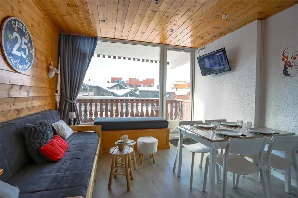 Sofa i blagovaonski stol uz balkon u studiju Eterlous 14