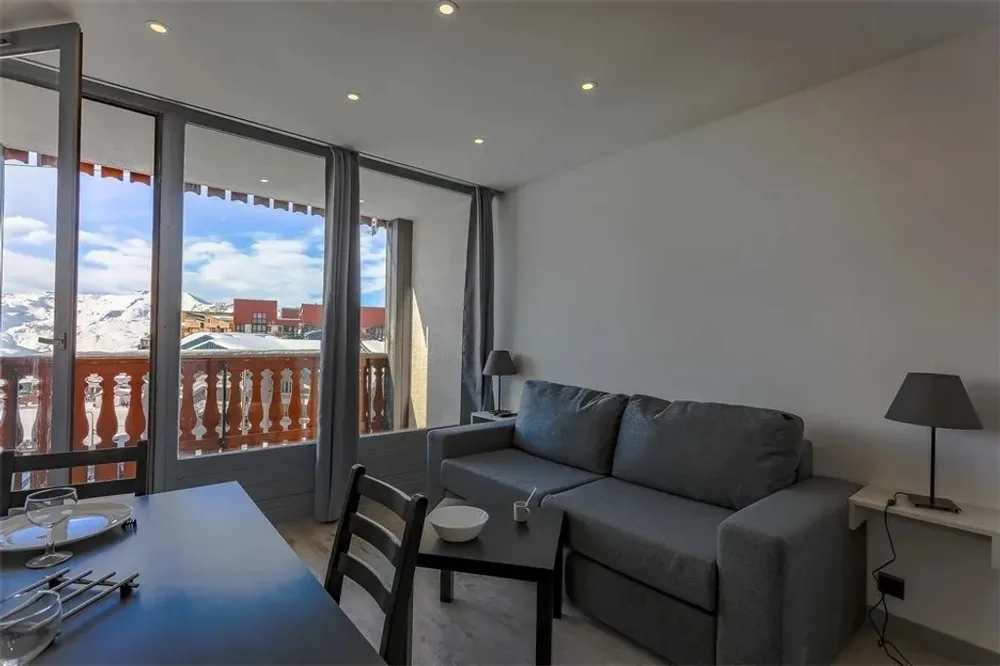 Dnevni boravak s izlazom na balkon i pogledom na planine