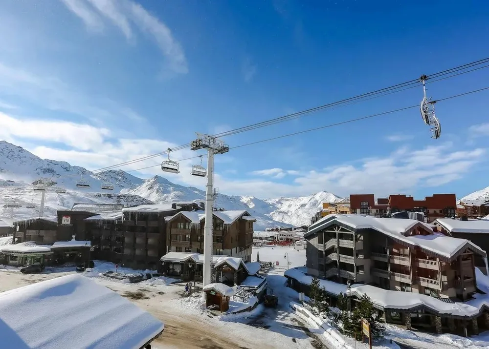 Pogled s balkona na Val Thorens i žičare