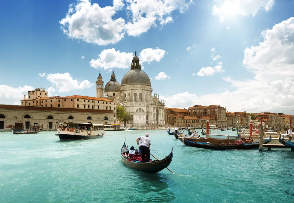 Gondola na Velikom kanalu s pogledom na crkvu Santa Maria della Salute u Ve