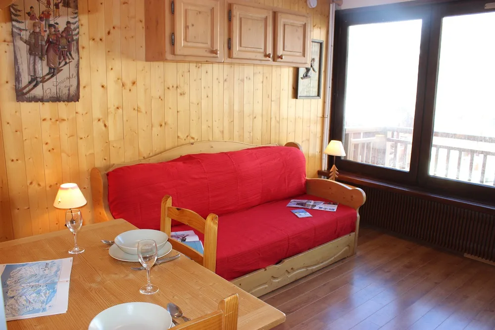 Dnevni boravak s kaučem na razvlačenje i izlazom na balkon