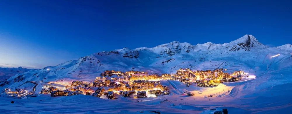 Val Thorens noću, pogled na skijalište i mjesto