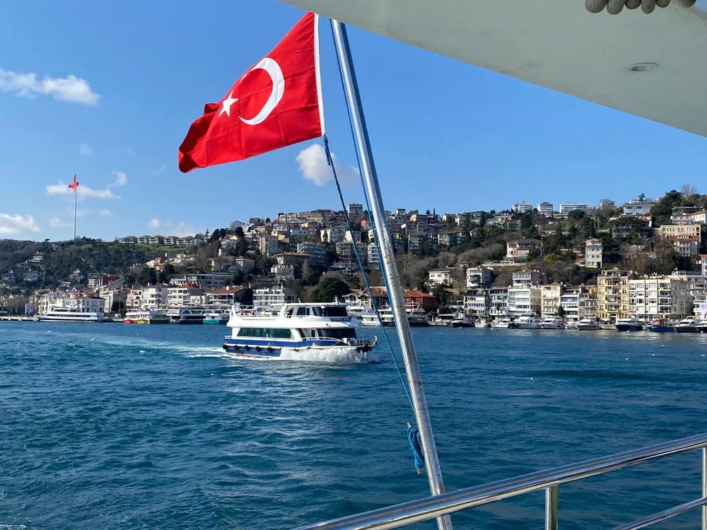 Krstarenje Bosporom s turskom zastavom na brodu, Istanbul