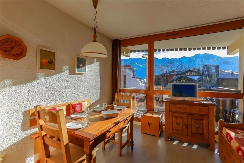 Blagovaonski stol uz izlaz na balkon prema jugu