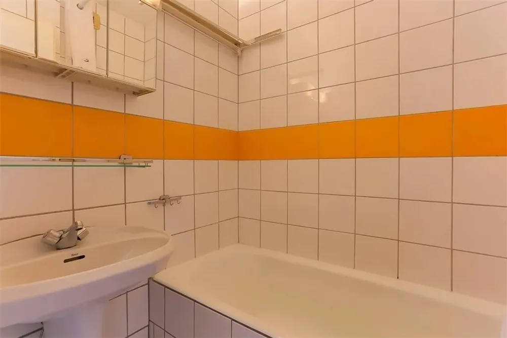Kupaonica s kadom i umivaonikom