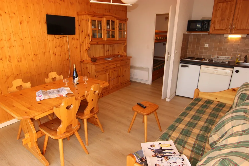Blagovaonski stol, TV i kuhinjski kutak u studiju Lac du Lou 110, Val Thorens