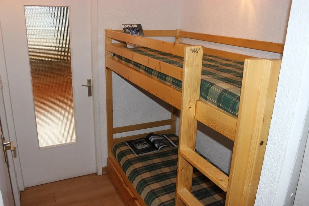 Krevet na kat u predsoblju odvojenom vratima, studio Lac du Lou 110