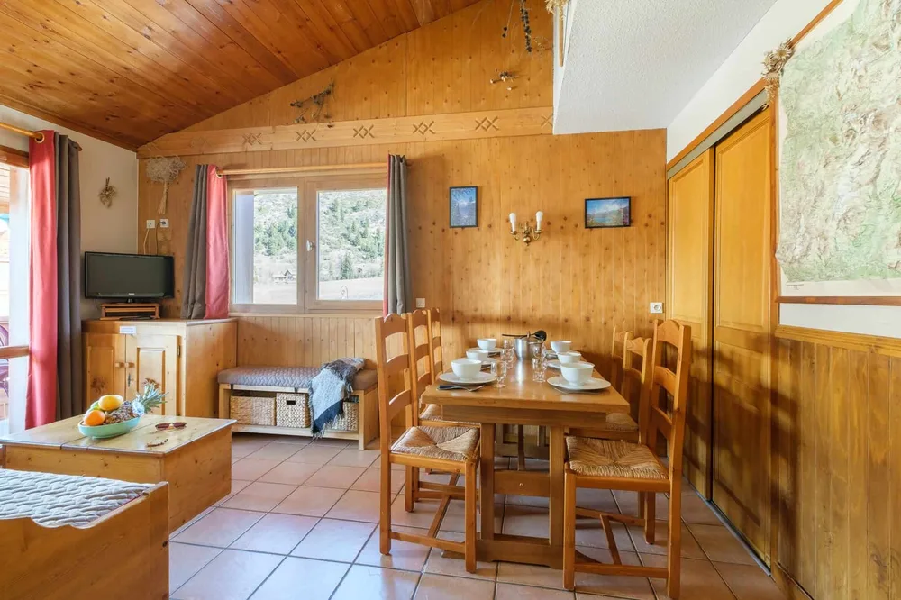 Dnevni boravak i blagovaonski stol u apartmanu rezidencije Les Balcons de Val Cenis Le Haut