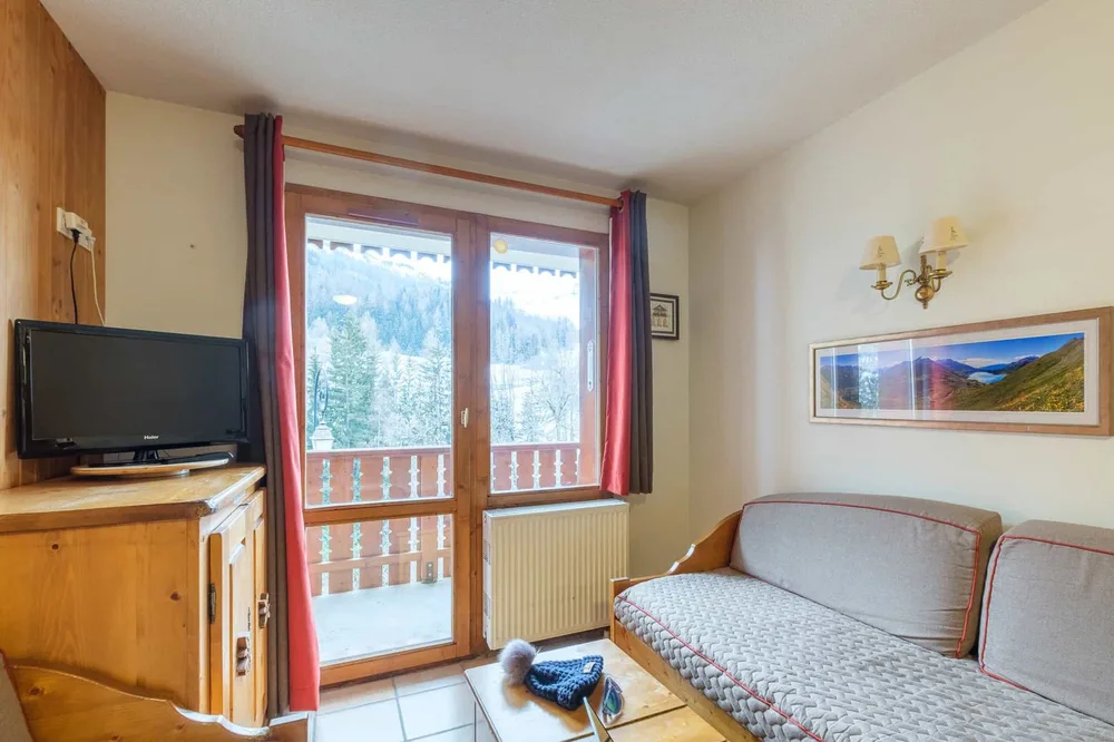 Dnevni boravak s TV-om i izlazom na balkon, apartman u rezidenciji Les Balcons de Val Cenis Le Haut
