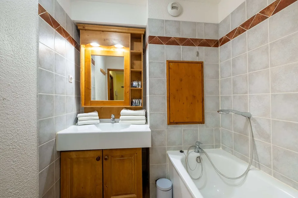 Kupaonica s kadom u apartmanu rezidencije Les Balcons de Val Cenis Le Haut