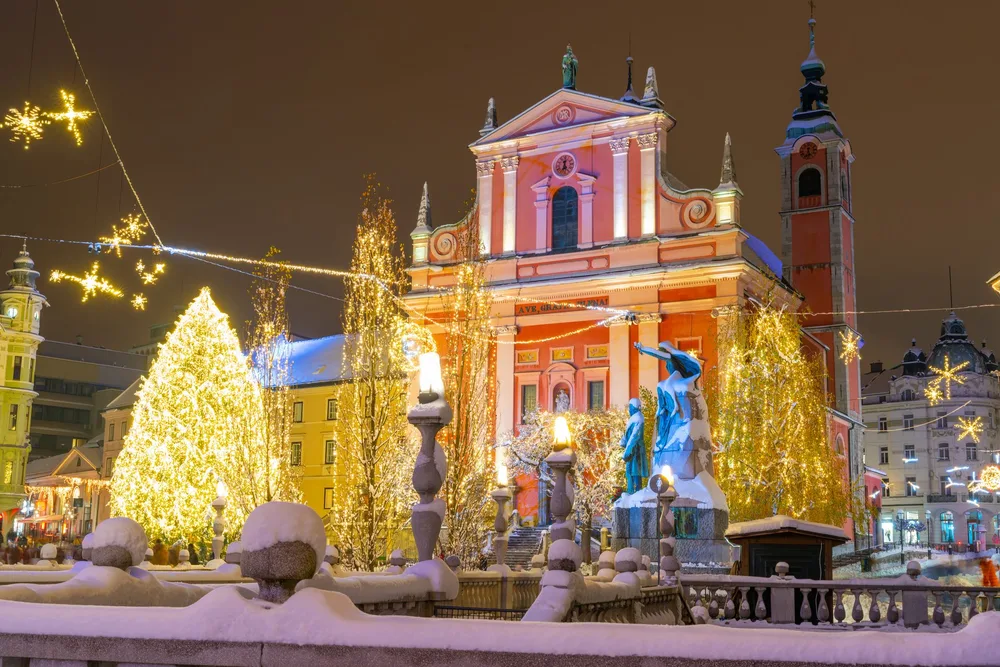 Blagdanski ukrašen Prešernov trg i Franjevačka crkva u Ljubljani, gdje razgledavamo grad prije Postojne