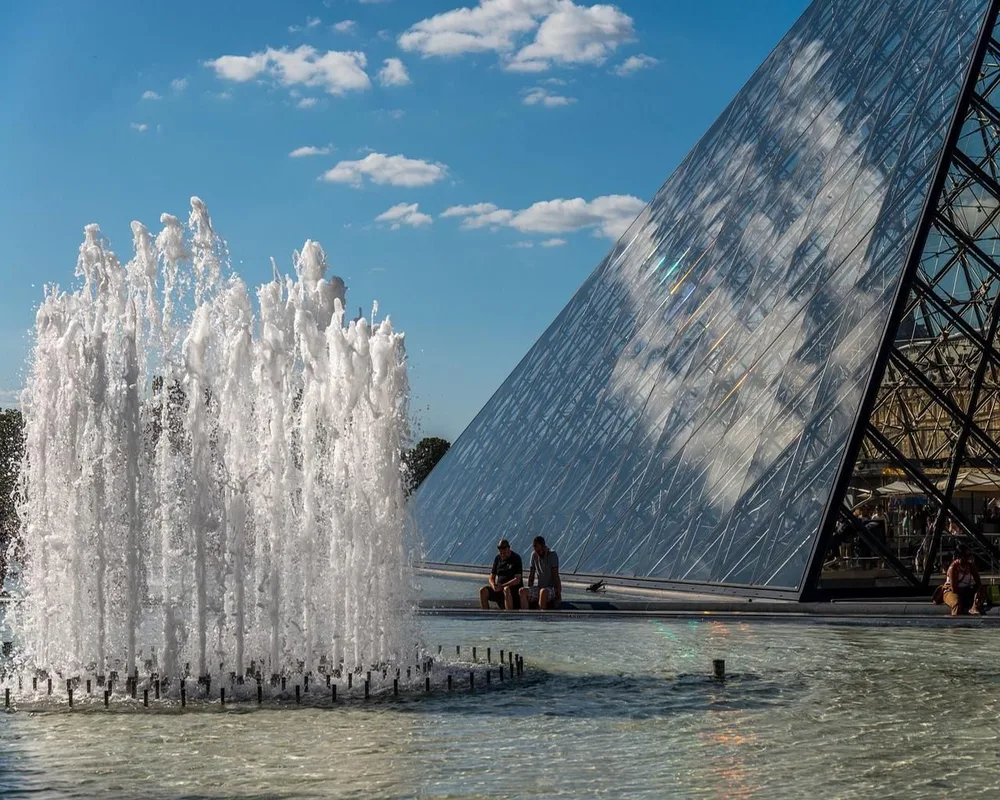 Staklena piramida Louvrea s fontanom, Pariz