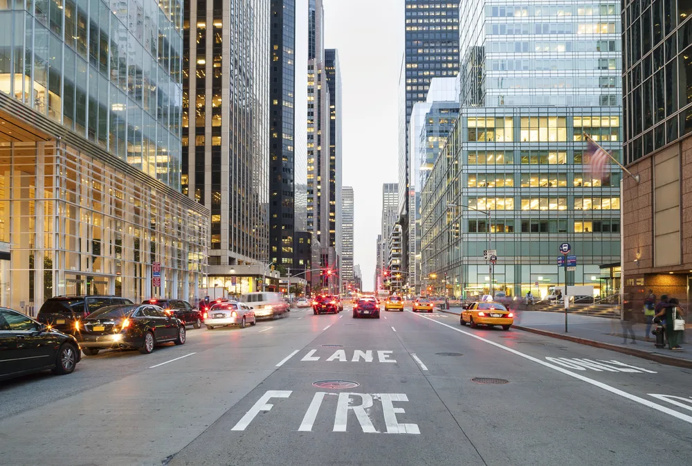 New York City – ulica Manhattana s neboderima i žutim taksijima