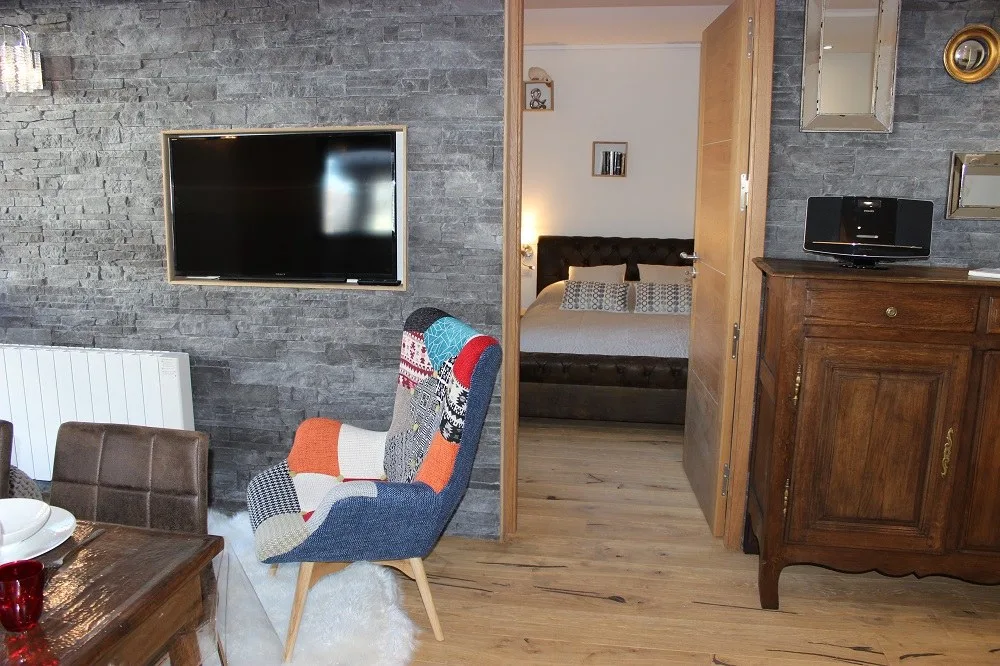 Pogled iz dnevnog boravka prema spavaćoj sobi, apartman Olympic 314