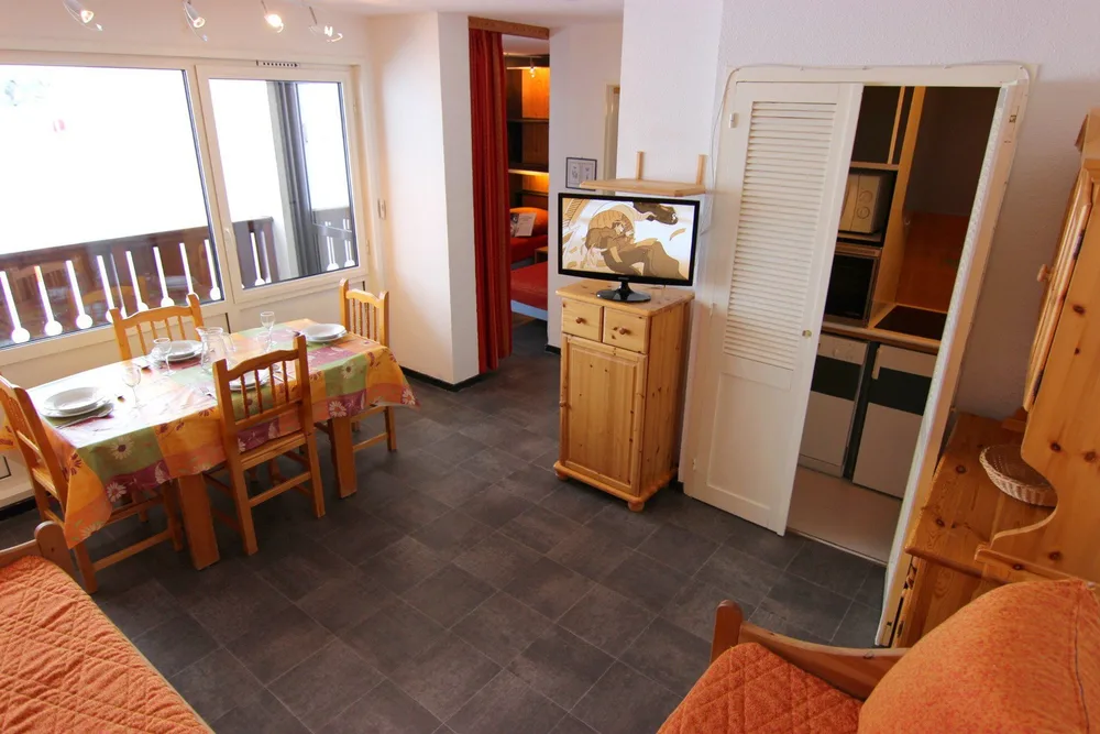 Blagovaonski stol i dnevni boravak s izlazom na balkon, apartman Olympic 504