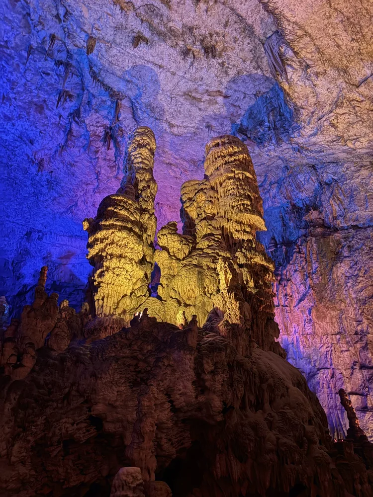 Stalagmiti Postojnske jame u blagdanskoj rasvjeti, na putu kroz Žive jaslice