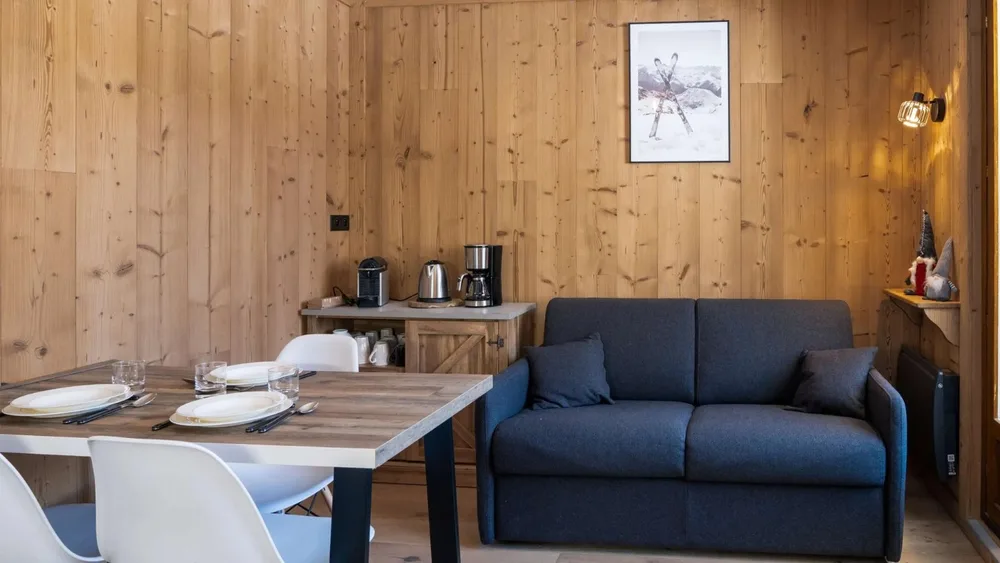 Sofa i blagovaonski stol za 4 osobe u apartmanu Reine Blanche 005