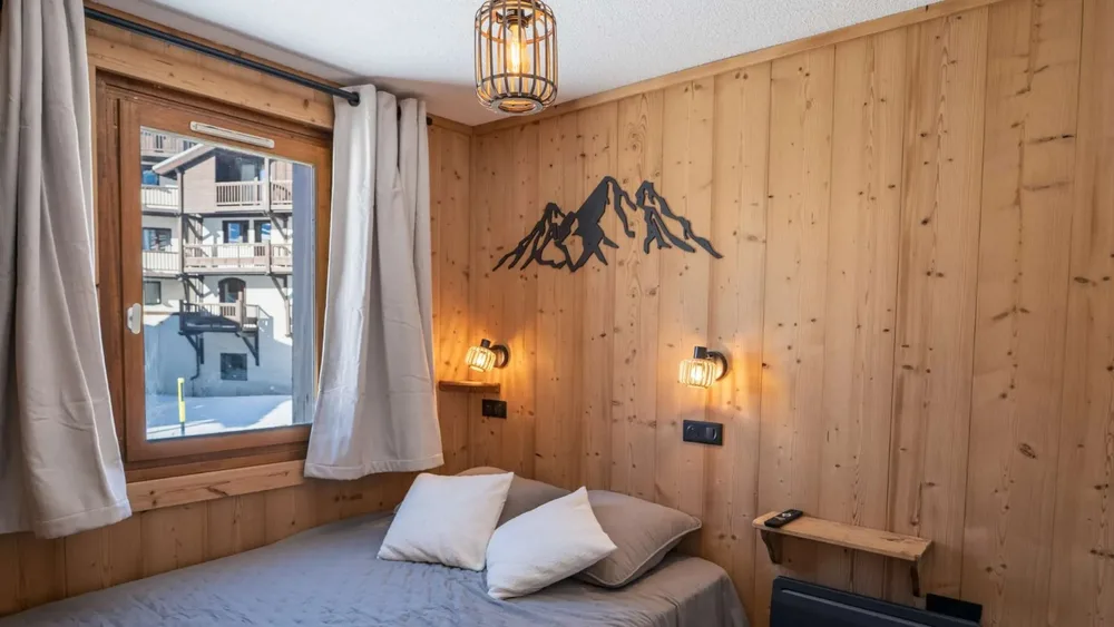 Spavaća soba s bračnim krevetom u apartmanu Reine Blanche 005