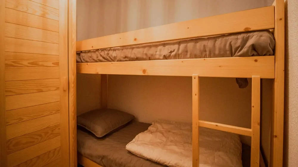 Zatvorena kabina s krevetom na kat u apartmanu Reine Blanche 005