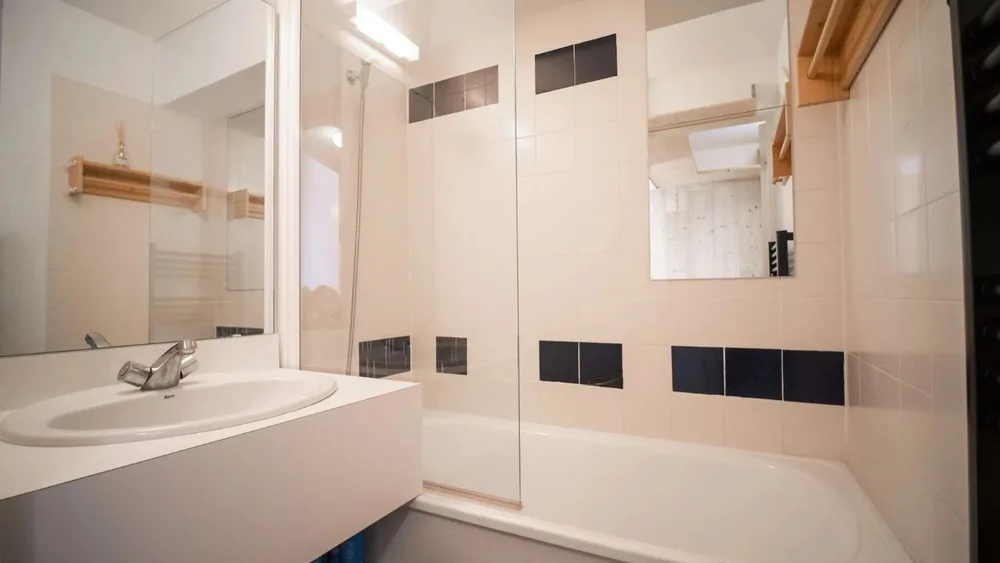 Kupaonica s kadom u apartmanu Reine Blanche 005