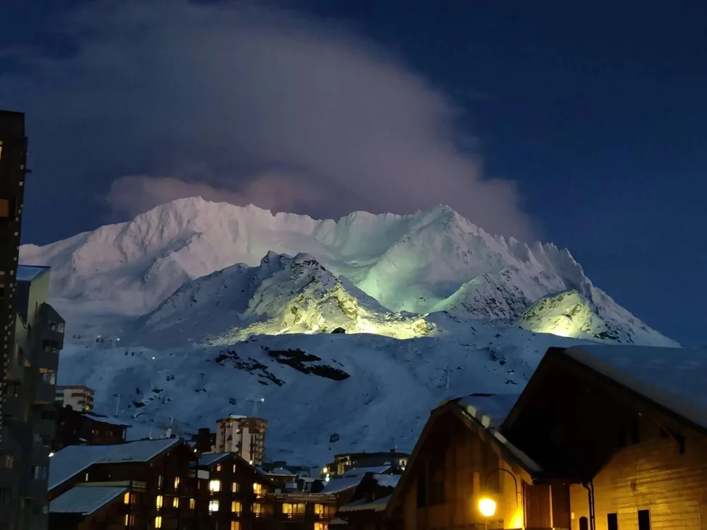 Val Thorens noću, pogled na osvijetljene planine