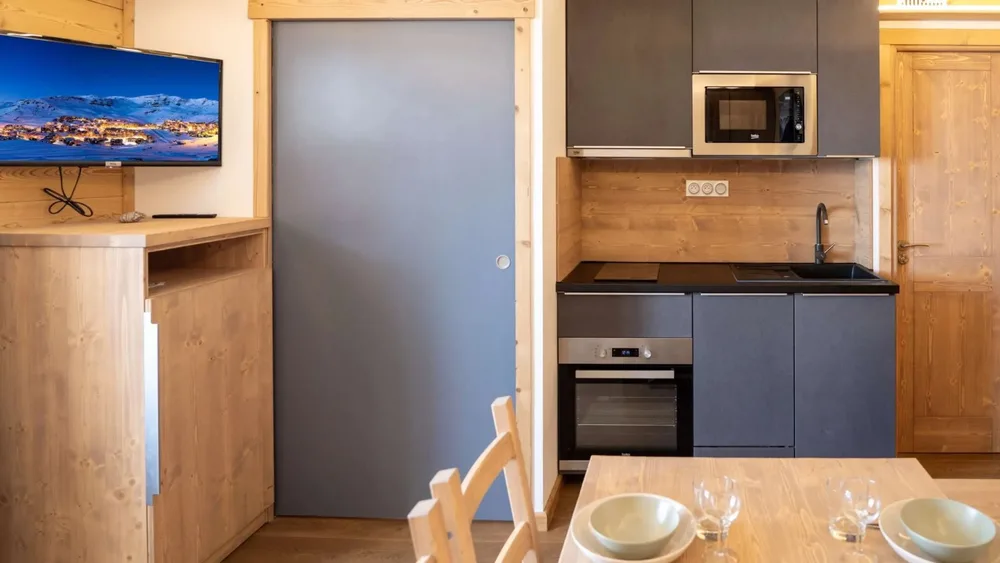 Kuhinja i blagovaonski stol za 4 osobe u apartmanu Reine Blanche 54