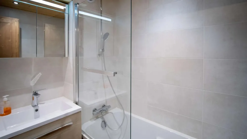 Renovirana kupaonica s kadom u apartmanu Reine Blanche 54