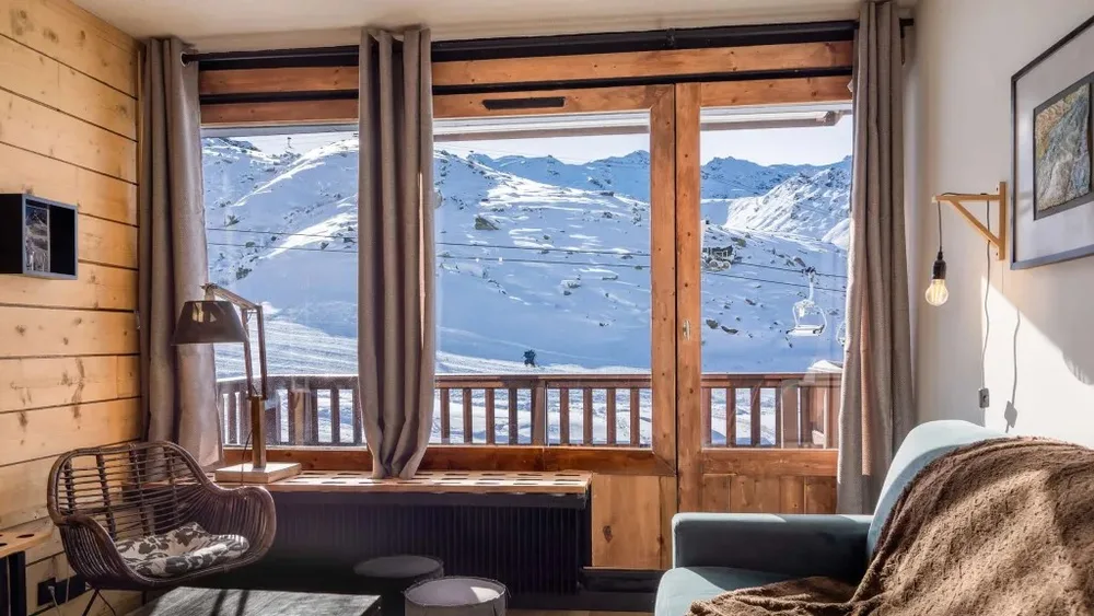 Boravak s velikim staklenim vratima na balkon