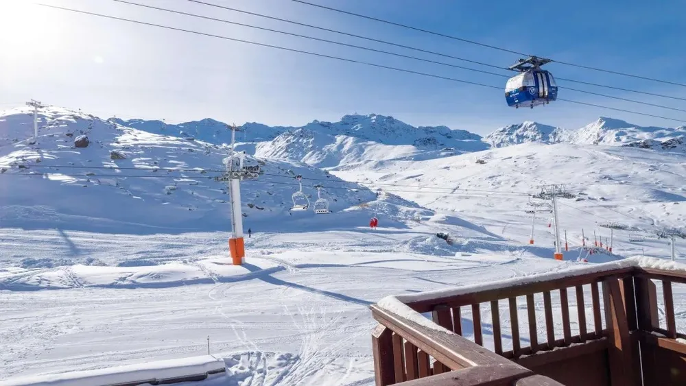 Pogled s balkona na skijaške staze i žičaru