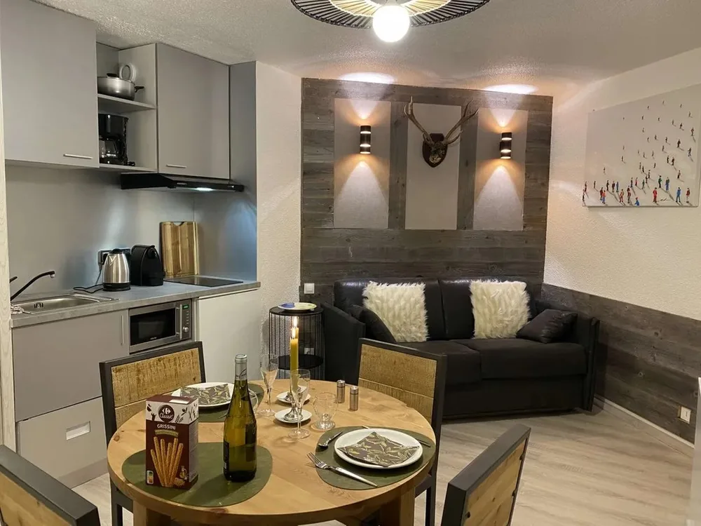 Moderno uređen studio s kaučem na razvlačenje i blagovaonskim stolom