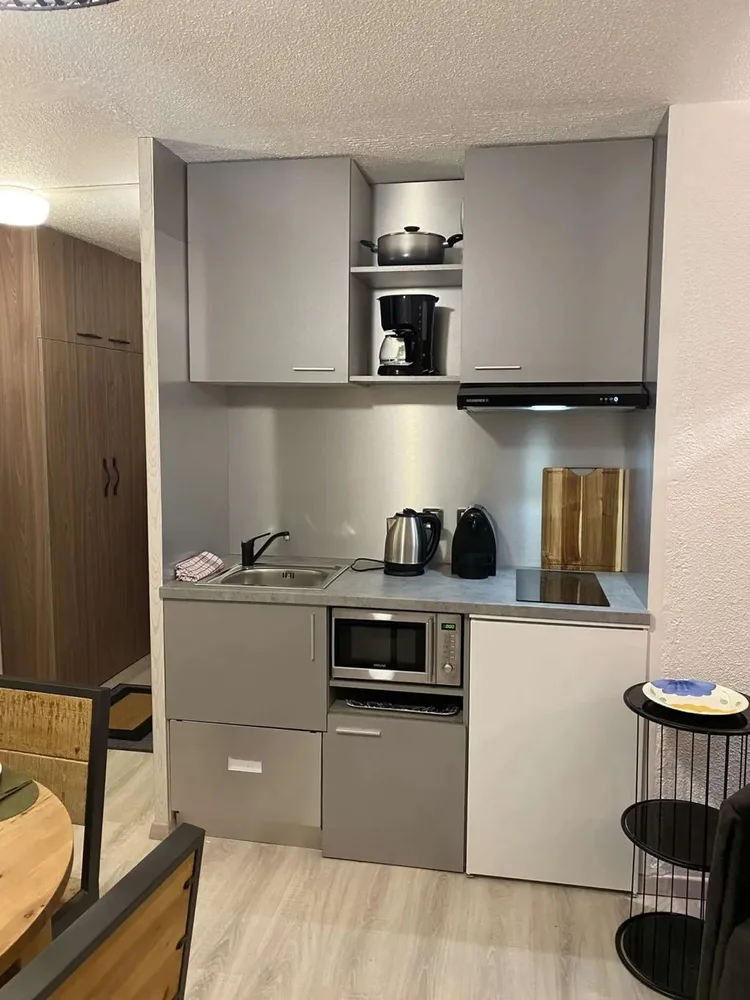 Kuhinja s indukcijskom pločom, mikrovalnom i Nespresso aparatom