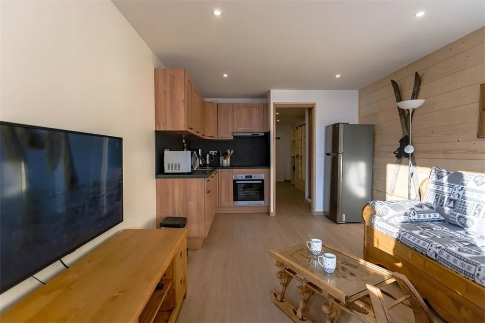 Otvoreni prostor dnevnog boravka i kuhinje u apartmanu Sérac Q4, Val Thorens