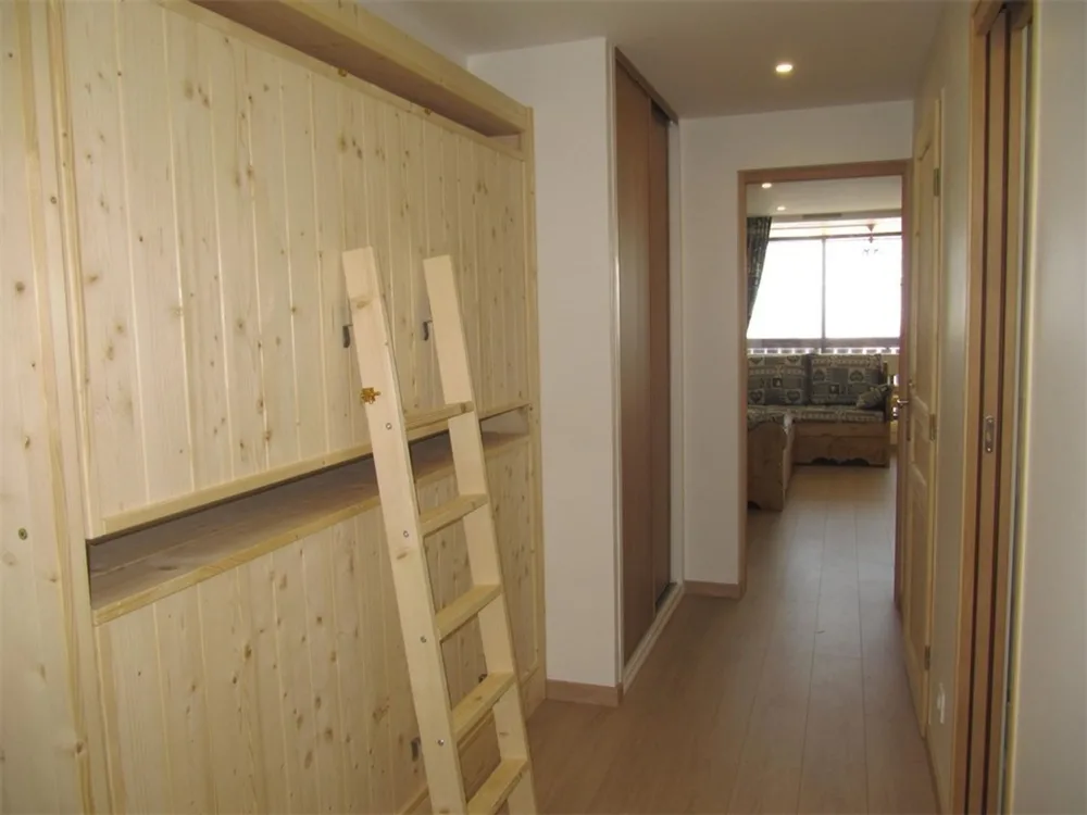 Hodnik s ugradbenim ormarima i ulazom u kabinu, apartman Sérac Q4
