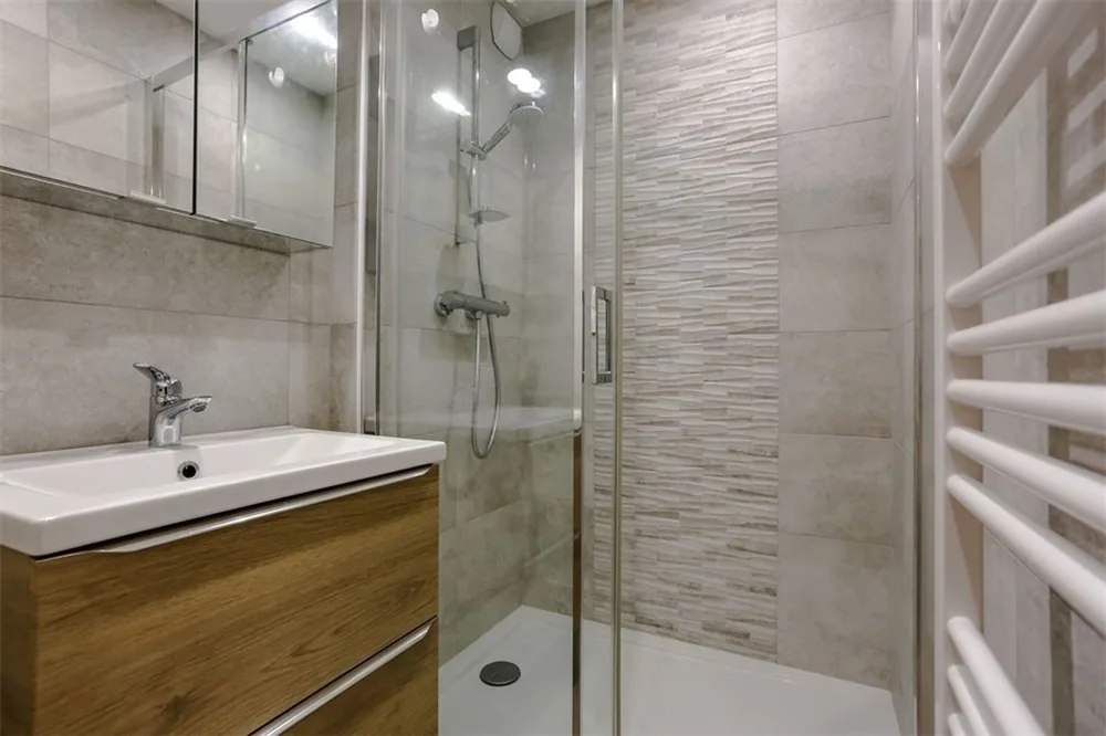 Moderna kupaonica s tušem i grijačem ručnika u apartmanu Sérac Q4