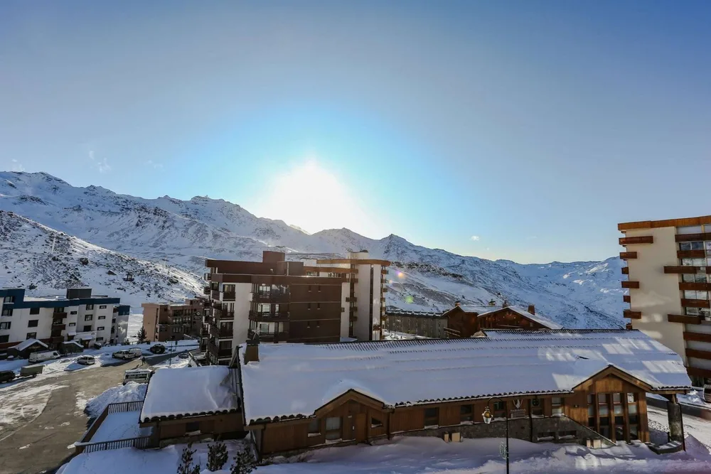 Pogled na središte Val Thorensa i skijalište iz rezidencije Sérac