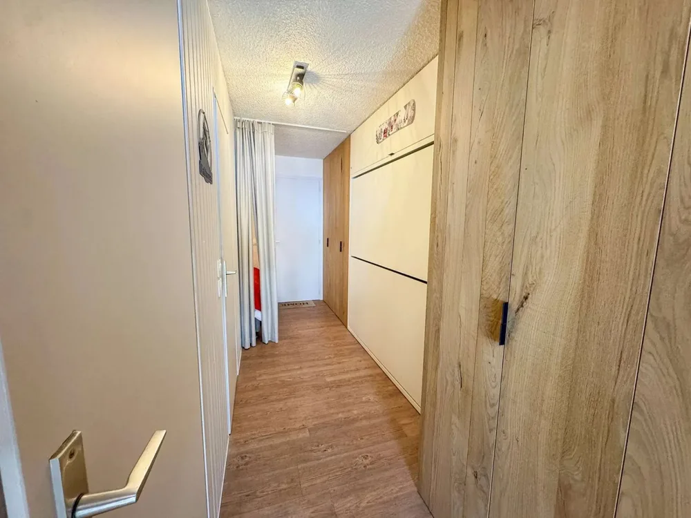 Hodnik s ormarima u apartmanu Sérac Q6