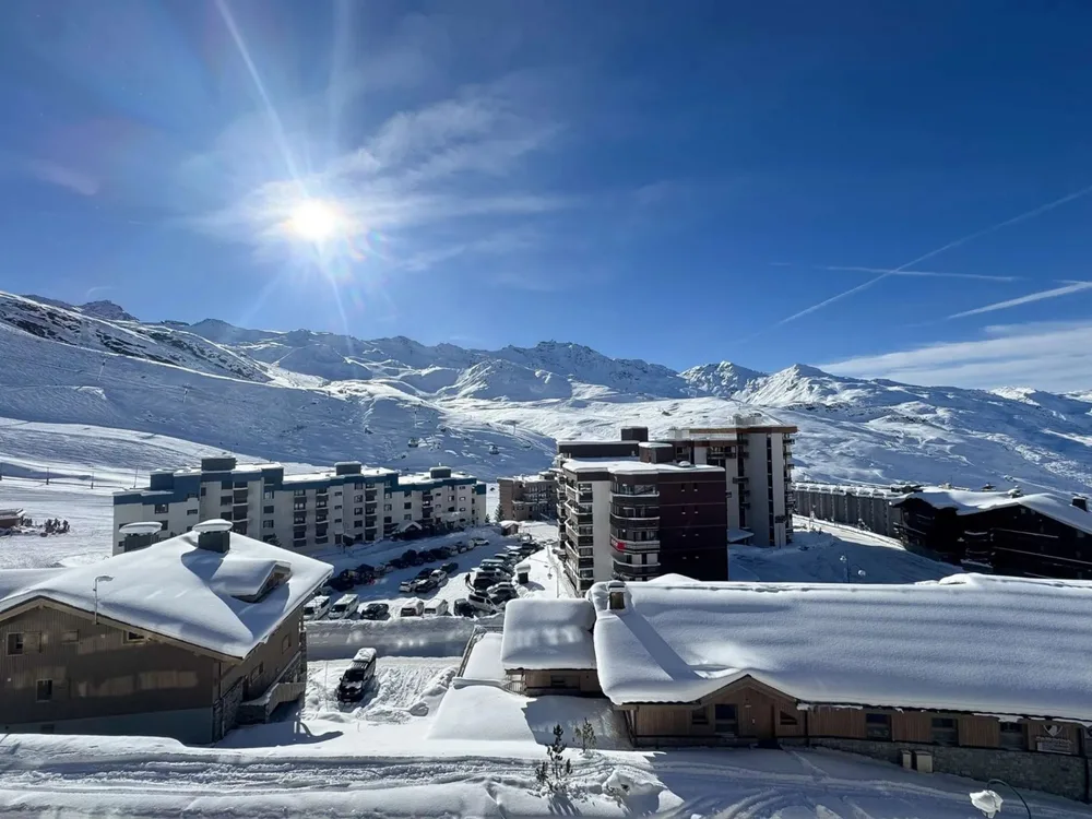 Pogled na skijaške staze i vrhove Val Thorensa