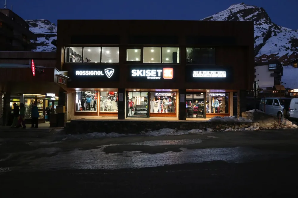 Trgovina za najam skijaške opreme nasuprot rezidencije Les Trois Vallées u Val Thorensu