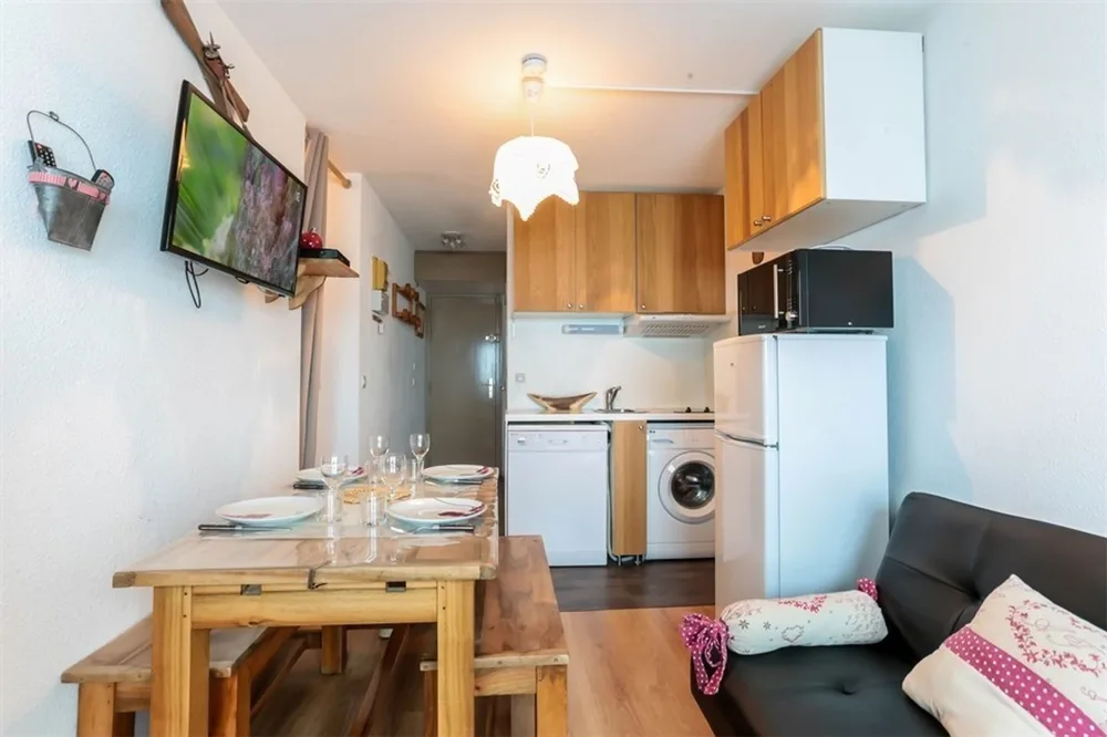 Blagovaonski stol s klupama i kuhinjski kutak u apartmanu Vanoise 260, Val Thorens