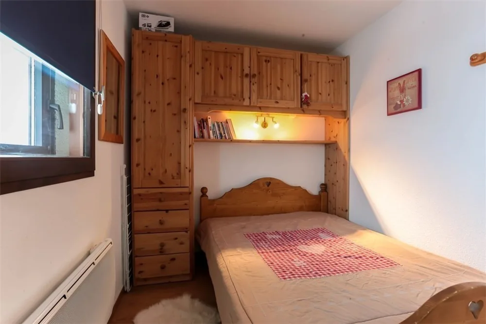 Spavaći prostor s bračnim krevetom (140 x 190 cm) u apartmanu Vanoise 260, Val Thorens