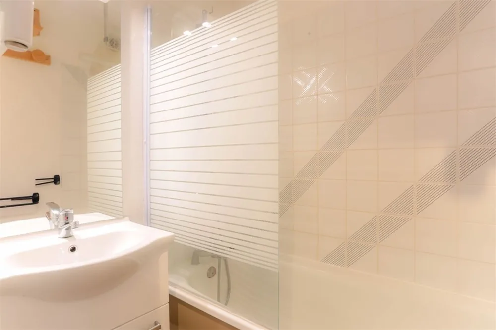 Kupaonica s kadom i umivaonikom u apartmanu Vanoise 260, Val Thorens
