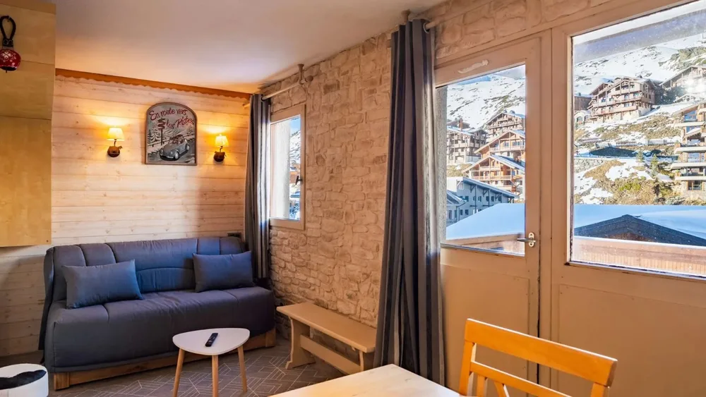 Potpuno renovirani dnevni boravak s kaučem na razvlačenje i pogledom na Val Thorens