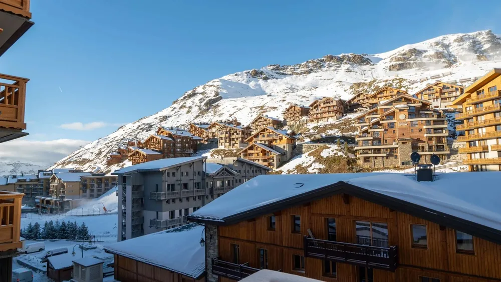 Pogled na središte Val Thorensa i okolne vrhove