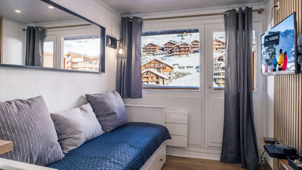 Kauč na razvlačenje uz prozor i izlaz na balkon, studio Vanoise 563