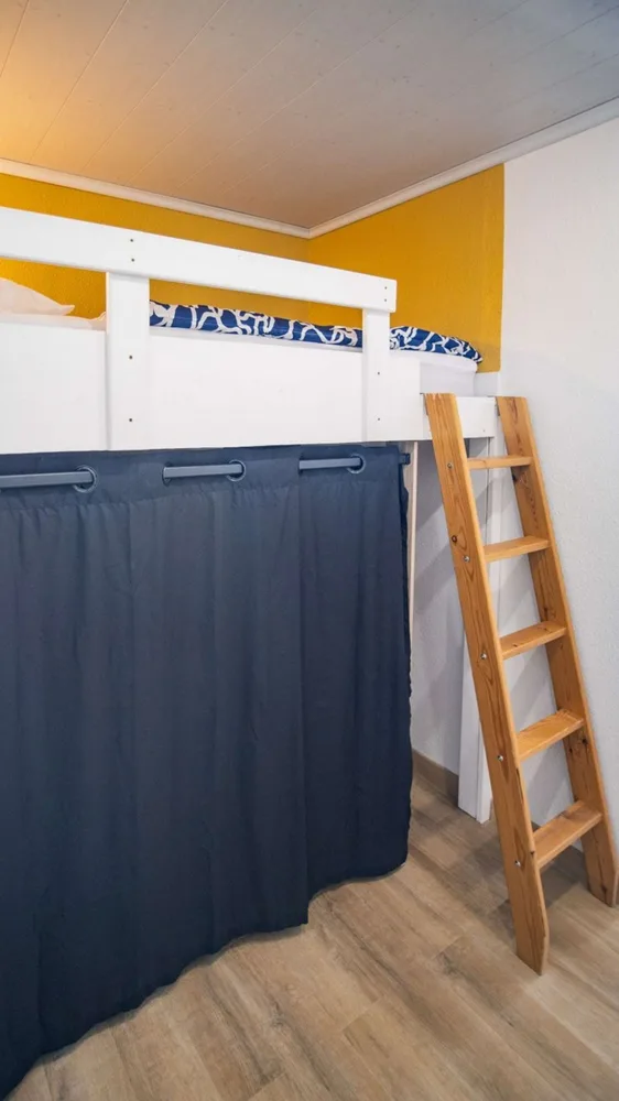 Krevet na galeriji s ljestvama i zavjesom u studiju Vanoise 563